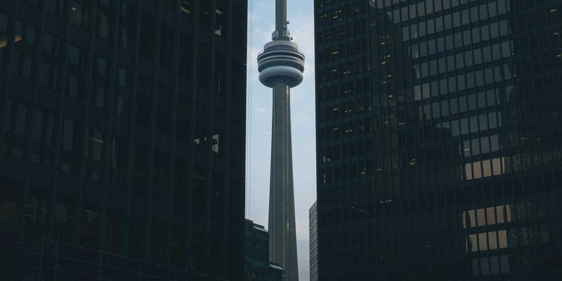 翱翔云端：预订机票与旅行服务，捕捉迪纳利峰震撼航拍美景的摄影指南